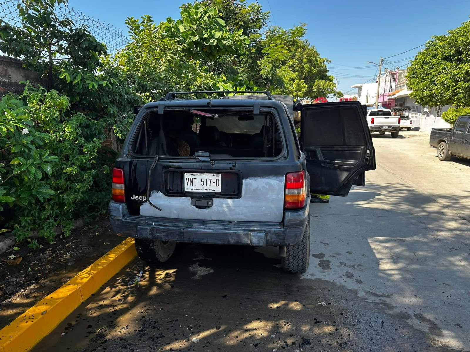 Vehículo se incendia en el Panteón Número 3 de Mazatlán, Sin.
