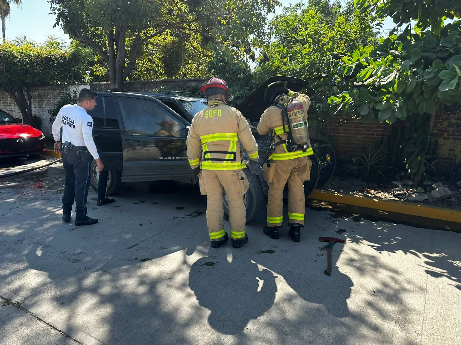 Vehículo se incendia en el Panteón Número 3 de Mazatlán, Sin.