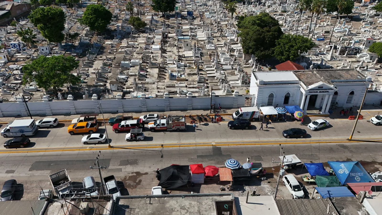 Vehículo se incendia en el Panteón Número 3 de Mazatlán, Sin.