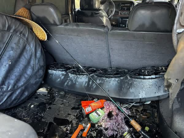 Vehículo se incendia en el Panteón Número 3 de Mazatlán, Sin.