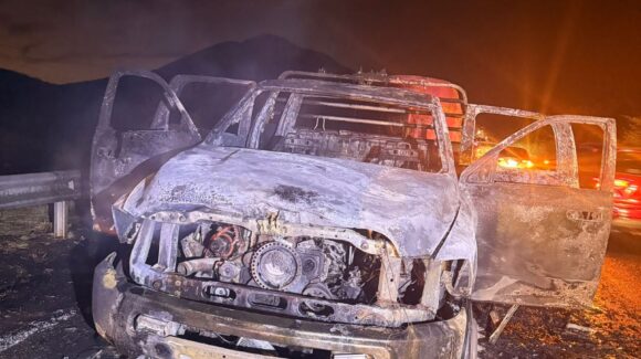 Vehículo con remolque que transportaba caballos se incendia por la México 15, en el tramo Pericos – Guamúchil
