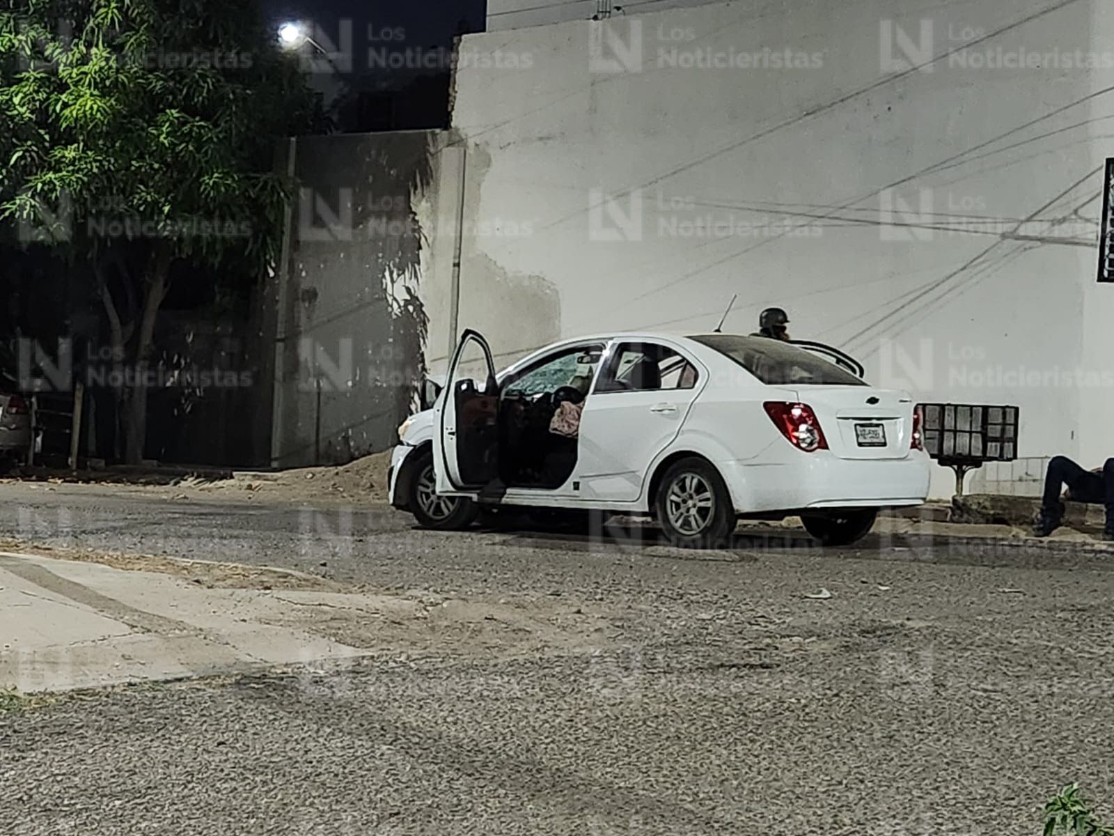 Vehículo que arrolló a motociclista frente Plaza San Isidro, en Culiacán
