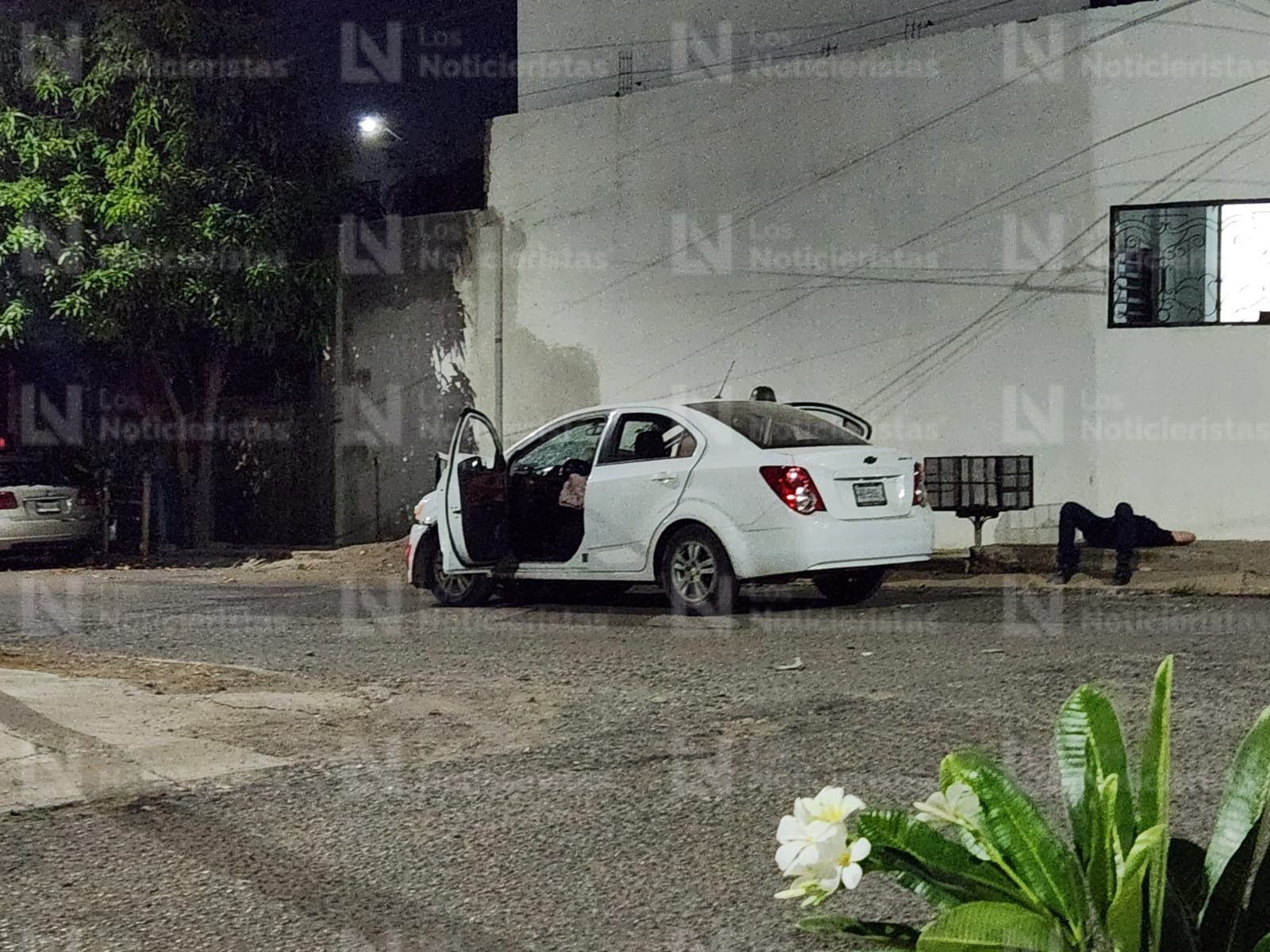 Vehículo que arrolló a motociclista frente Plaza San Isidro, en Culiacán