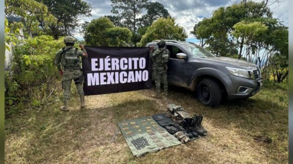 Recuperan vehículo robado y aseguran cargamento táctico en Concordia, Sinaloa