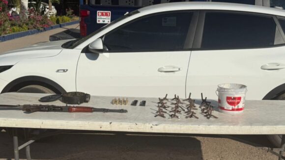 Tras persecución en Culiacán, aseguran un arma larga, municiones y ponchallantas en vehículo con reporte de robo