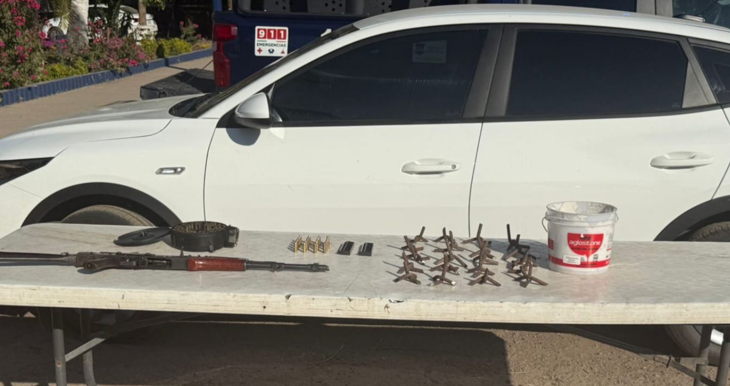 Vehículo Kia, fusil AK-47, cargador de tambor, municiones y ponchallantas