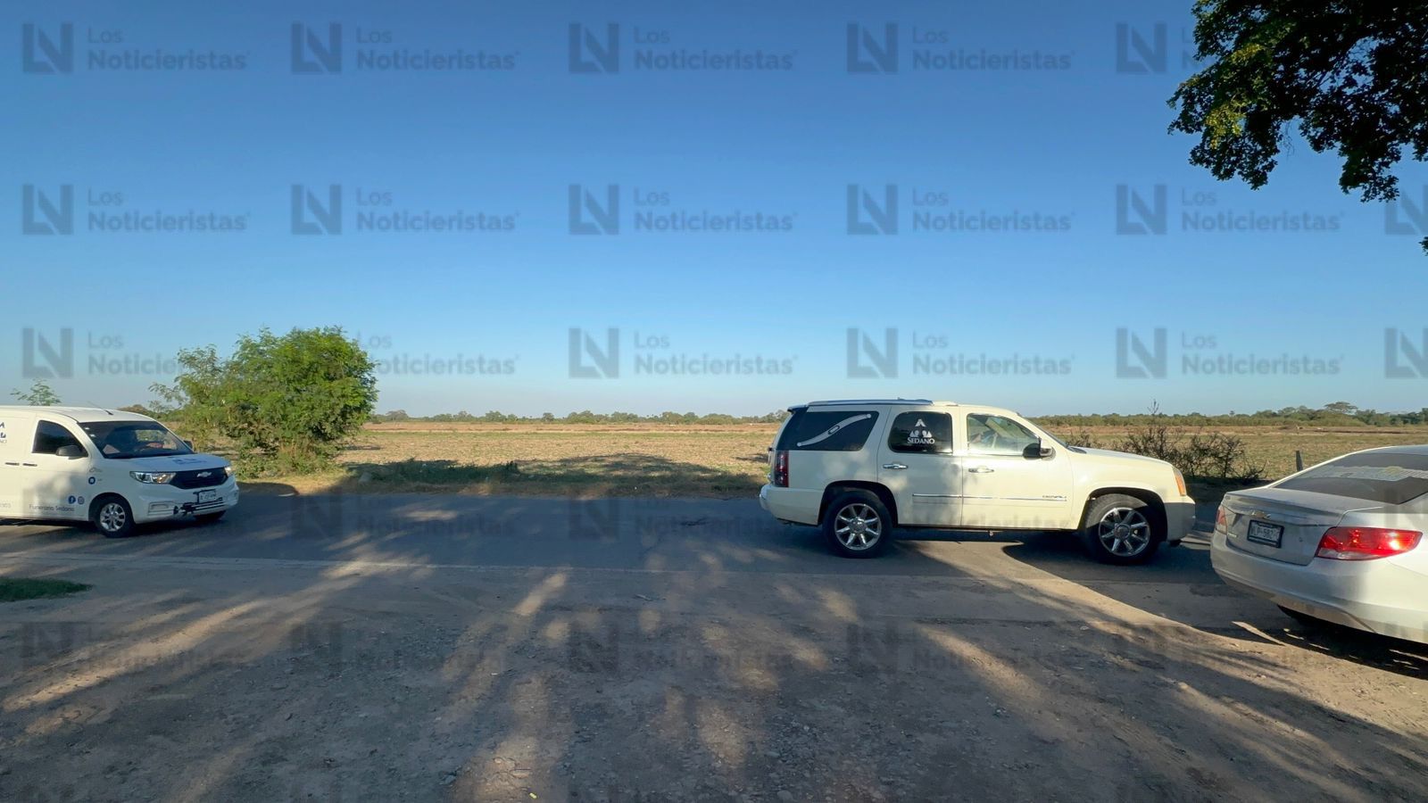 Vehículos de funerarias en zona del enfrentamiento en La Brecha, Guasave