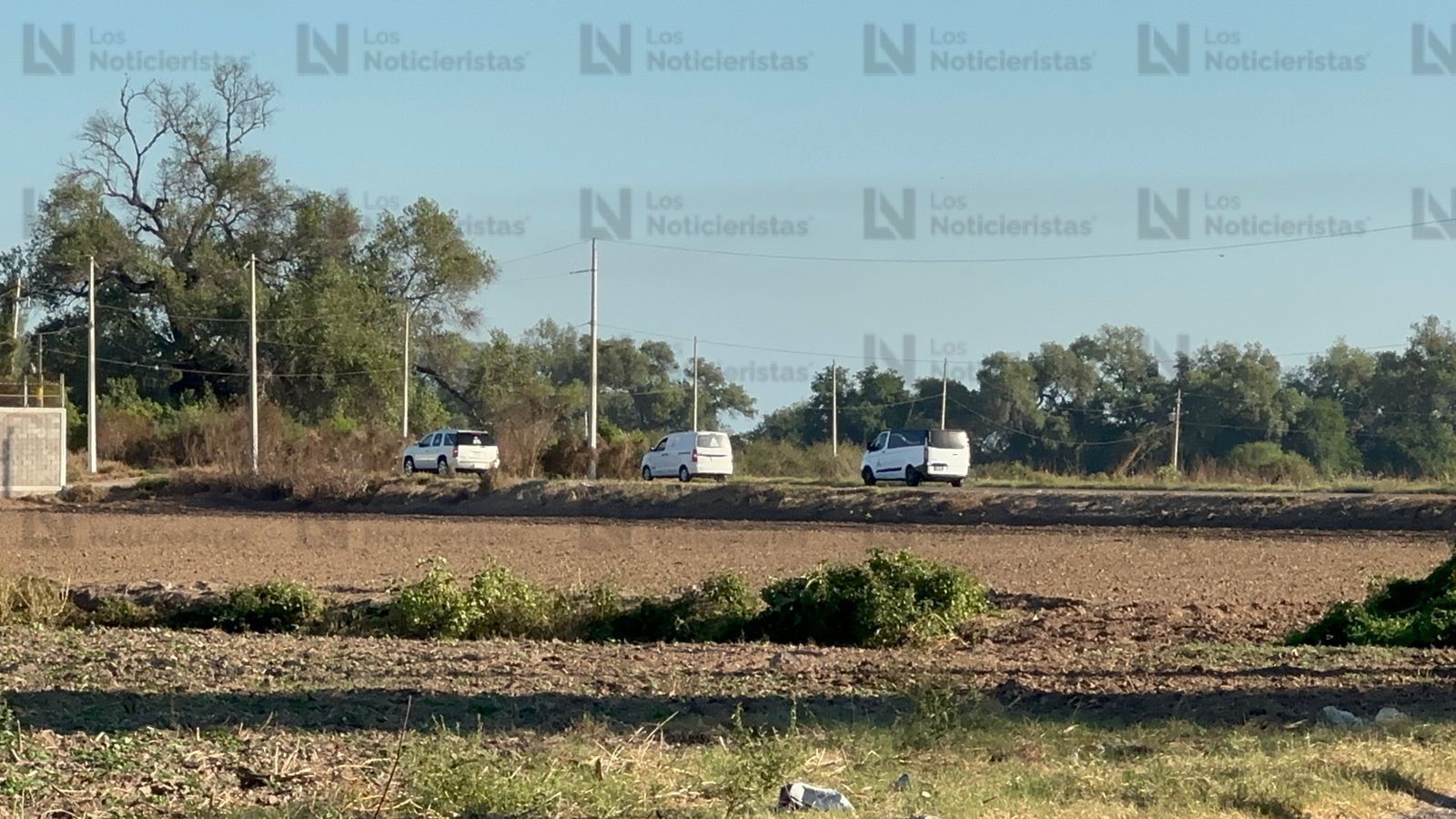 Vehículos de funerarias en zona del enfrentamiento en La Brecha, Guasave