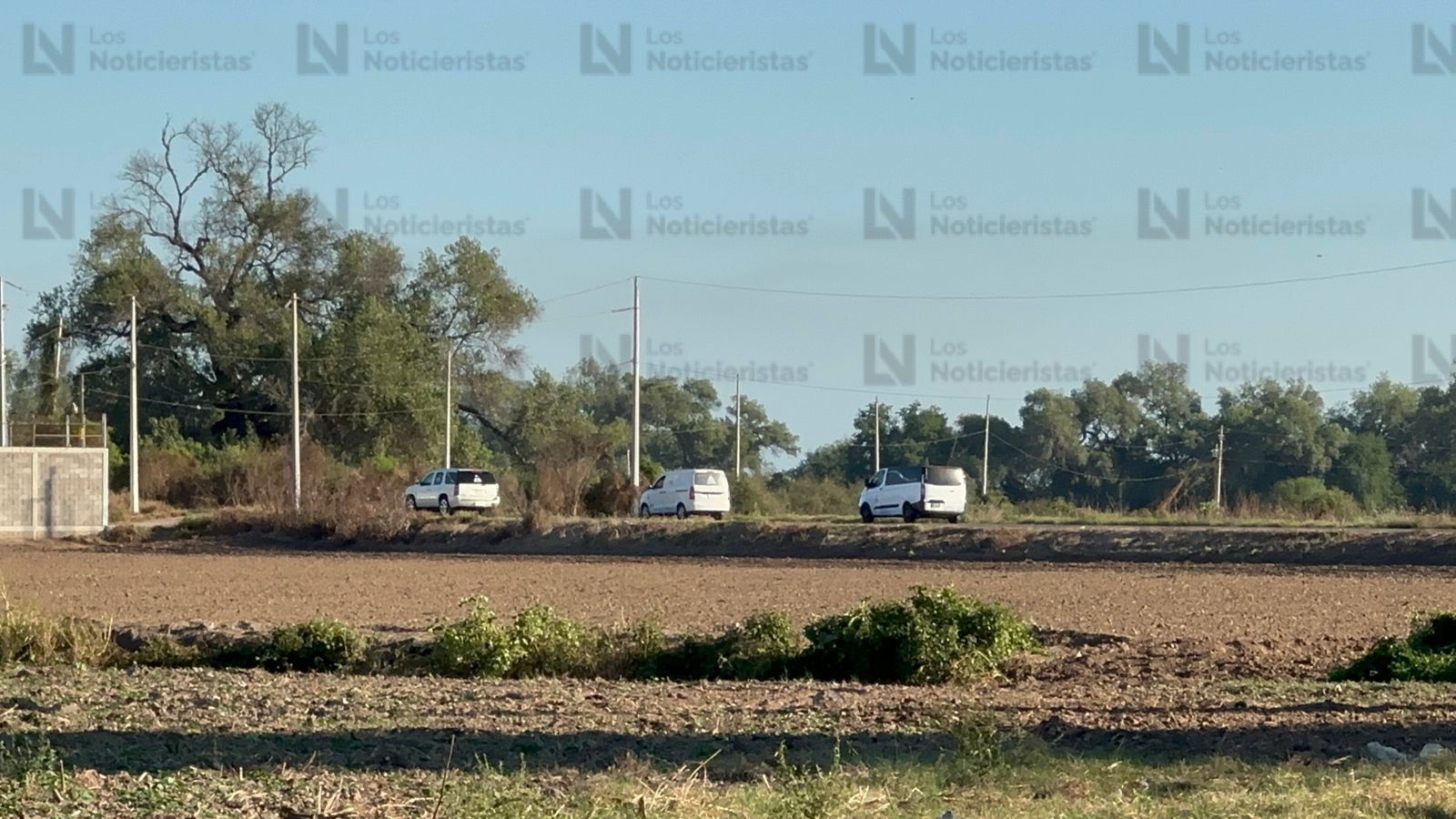 Vehículos de funerarias en zona del enfrentamiento en La Brecha, Guasave