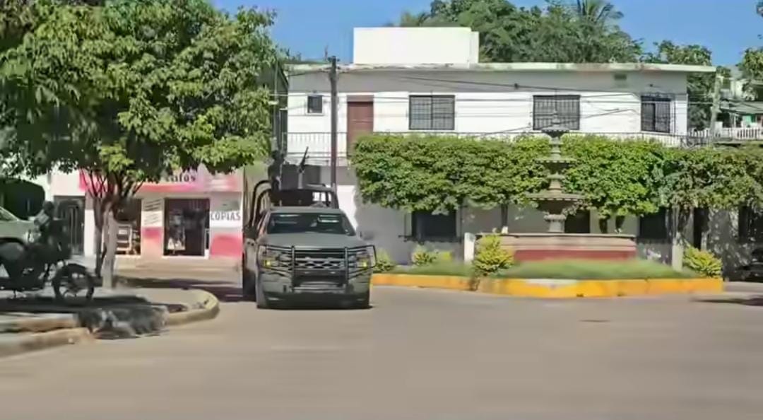 Militares afuera del Hospital IMSS en Rosario