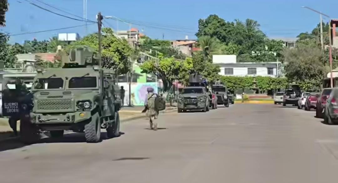 Militares afuera del Hospital IMSS en El Rosario