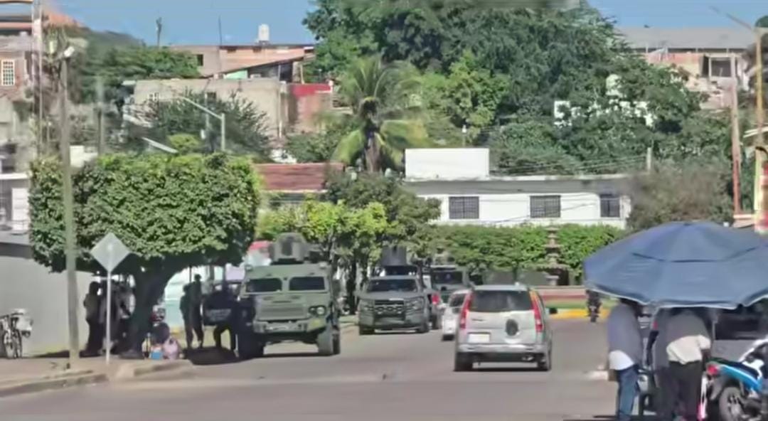 Militares afuera del Hospital IMSS en Rosario