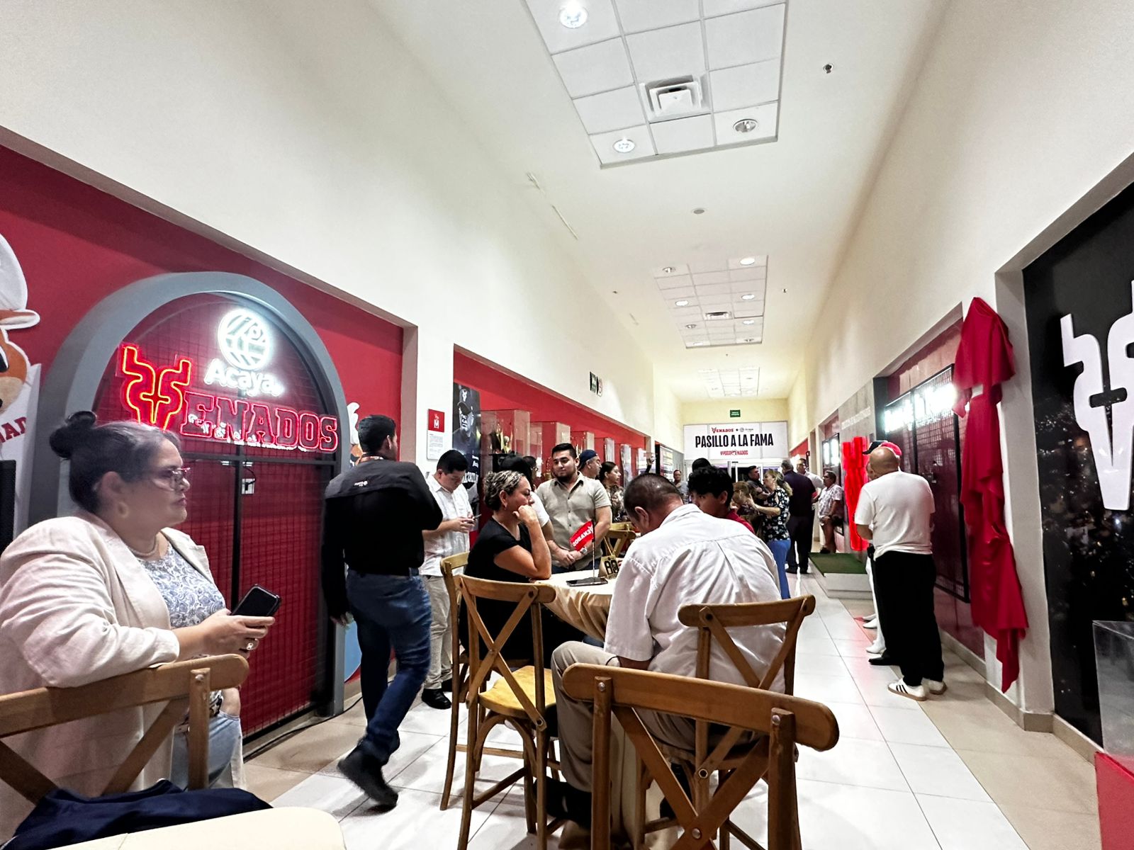 Develación de estrellas en el Paseo de la Fama de Venados de Mazatlán en Plaza Acaya, Mazatlán