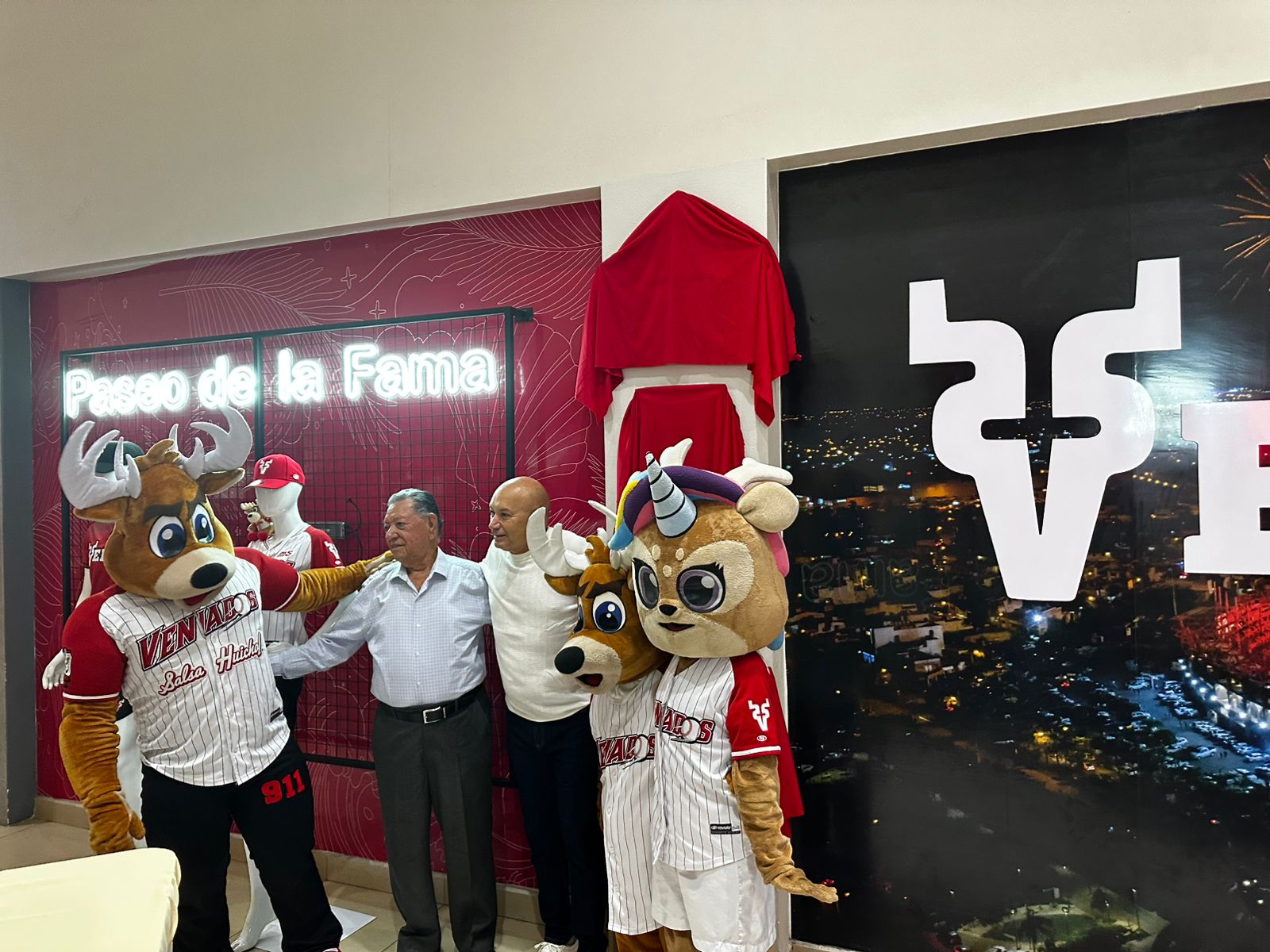 Develación de estrellas en el Paseo de la Fama de Venados de Mazatlán en Plaza Acaya, Mazatlán