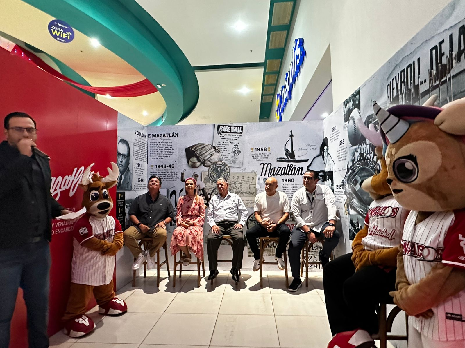 Develación de estrellas en el Paseo de la Fama de Venados de Mazatlán en Plaza Acaya, Mazatlán