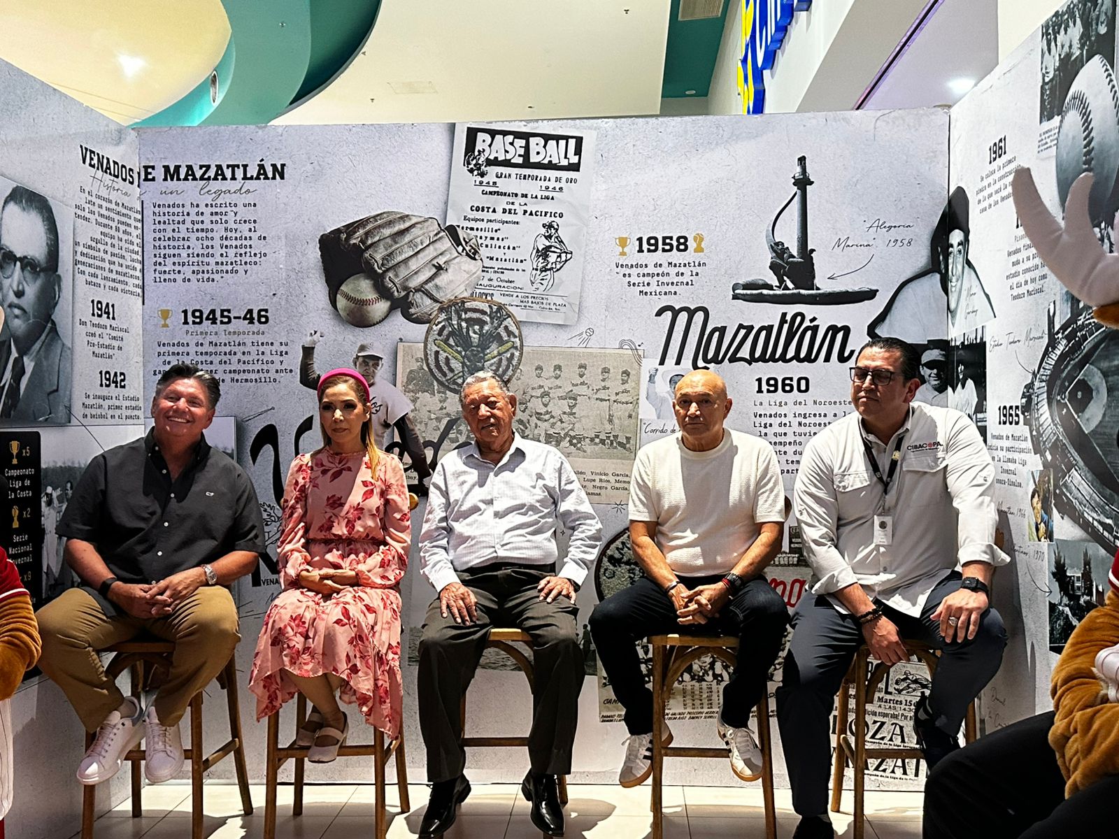 Develación de estrellas en el Paseo de la Fama de Venados de Mazatlán en Plaza Acaya, Mazatlán