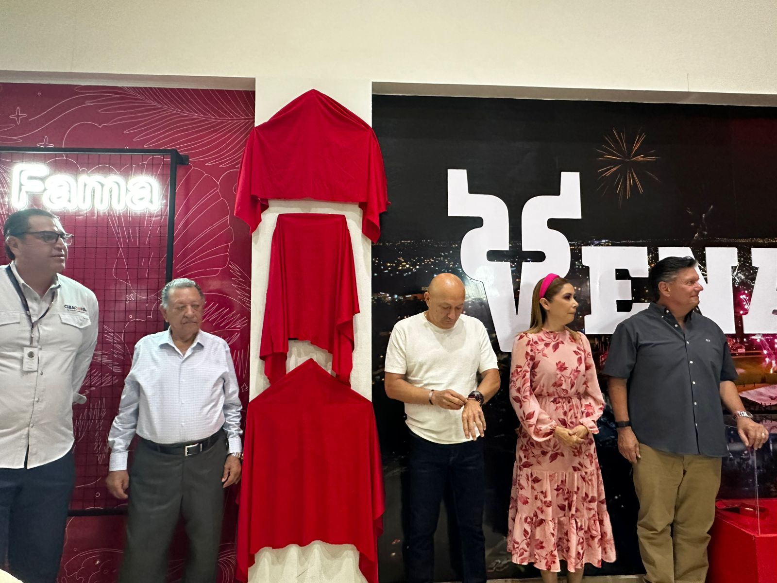 Develación de estrellas en el Paseo de la Fama de Venados de Mazatlán en Plaza Acaya, Mazatlán