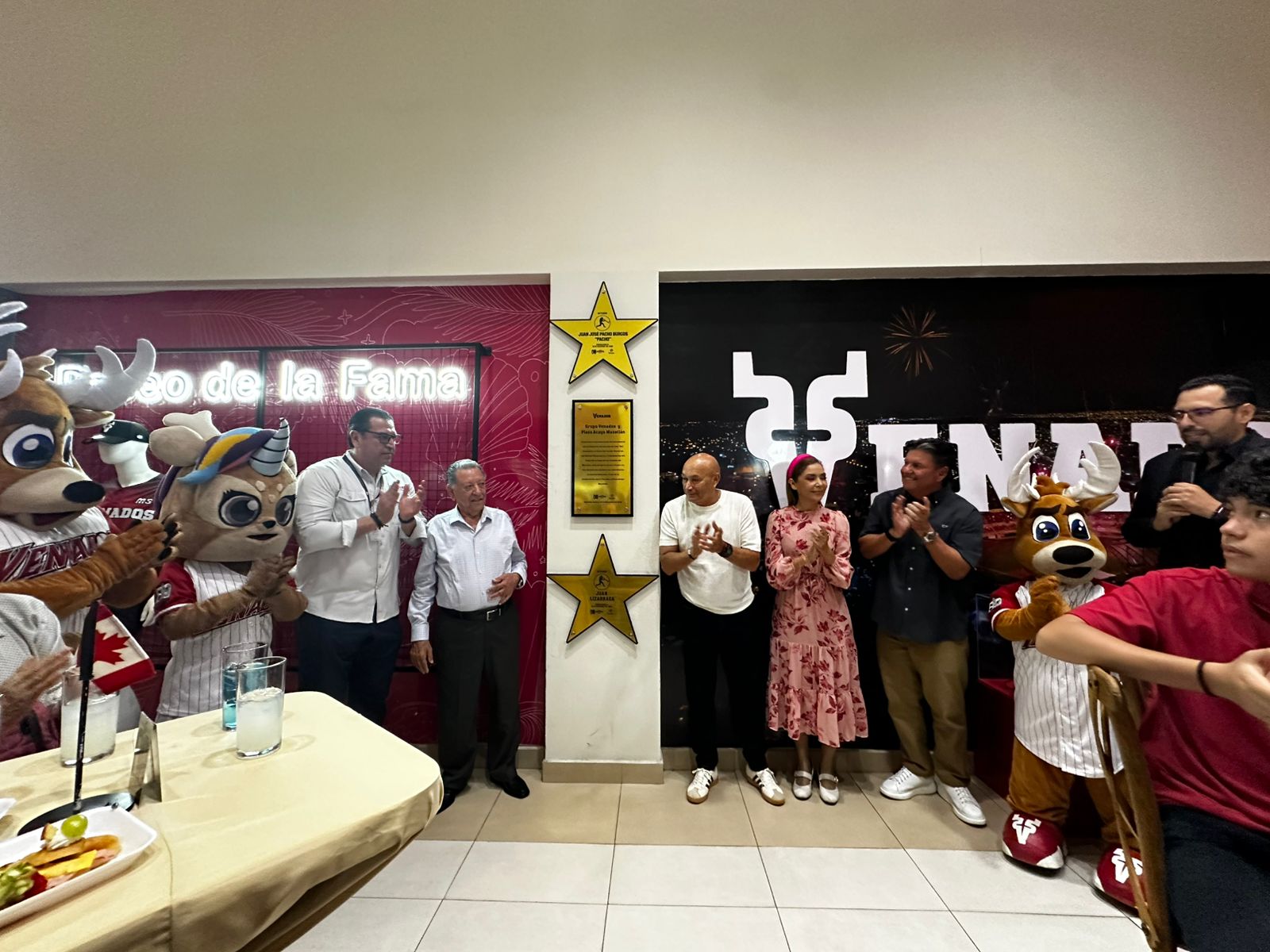 Develación de estrellas en el Paseo de la Fama de Venados de Mazatlán en Plaza Acaya, Mazatlán