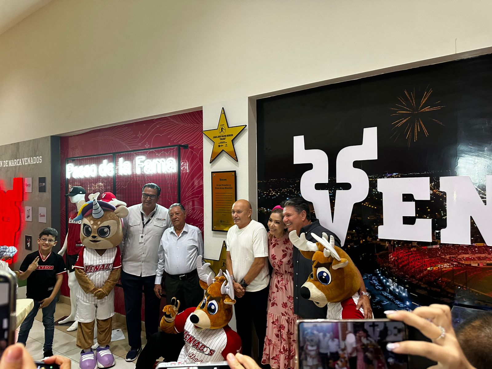 Develación de estrellas en el Paseo de la Fama de Venados de Mazatlán en Plaza Acaya, Mazatlán