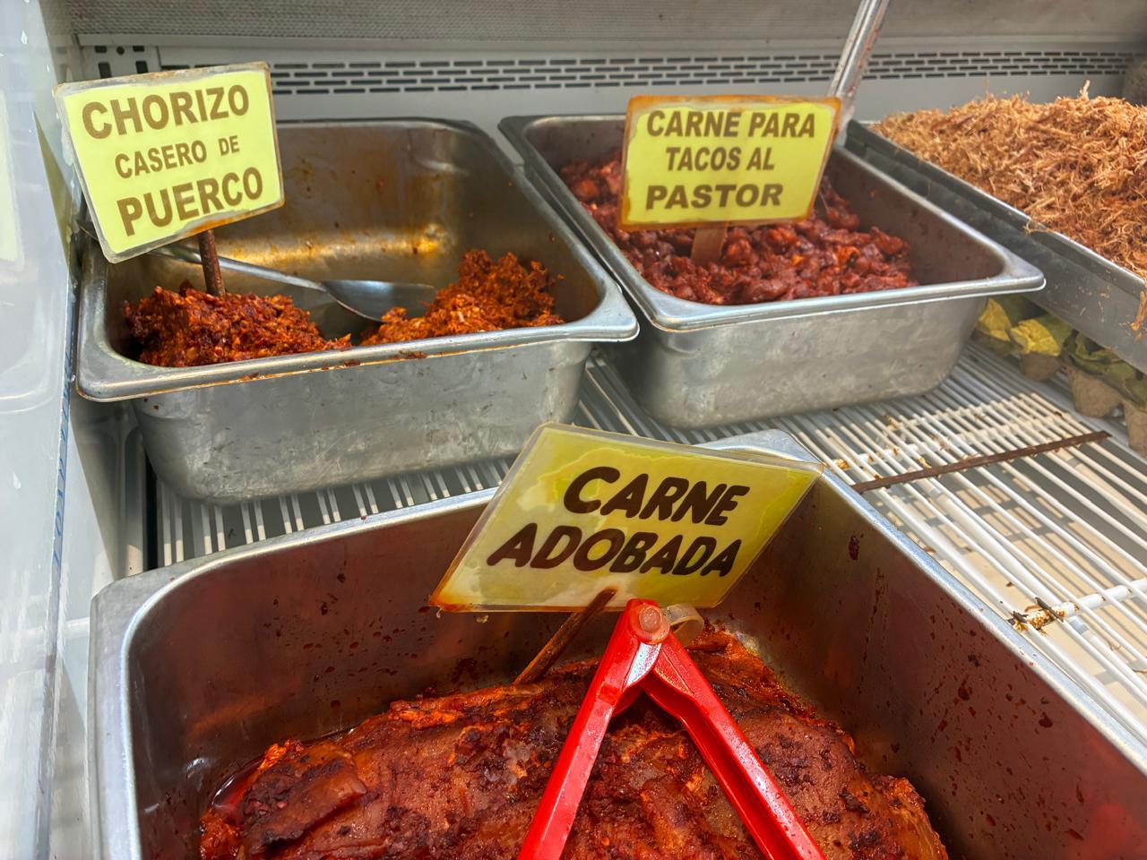 Venta de carne en mercado Pino Suárez, en Mazatlán