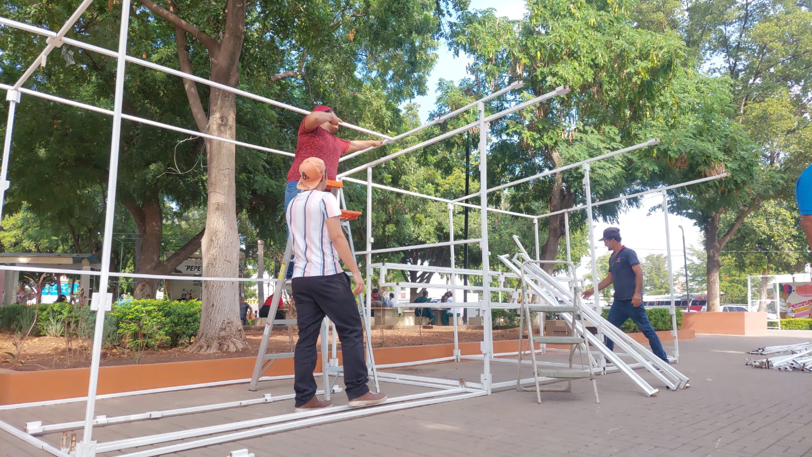Instalan la Verbena Popular Decembrina Guamúchil