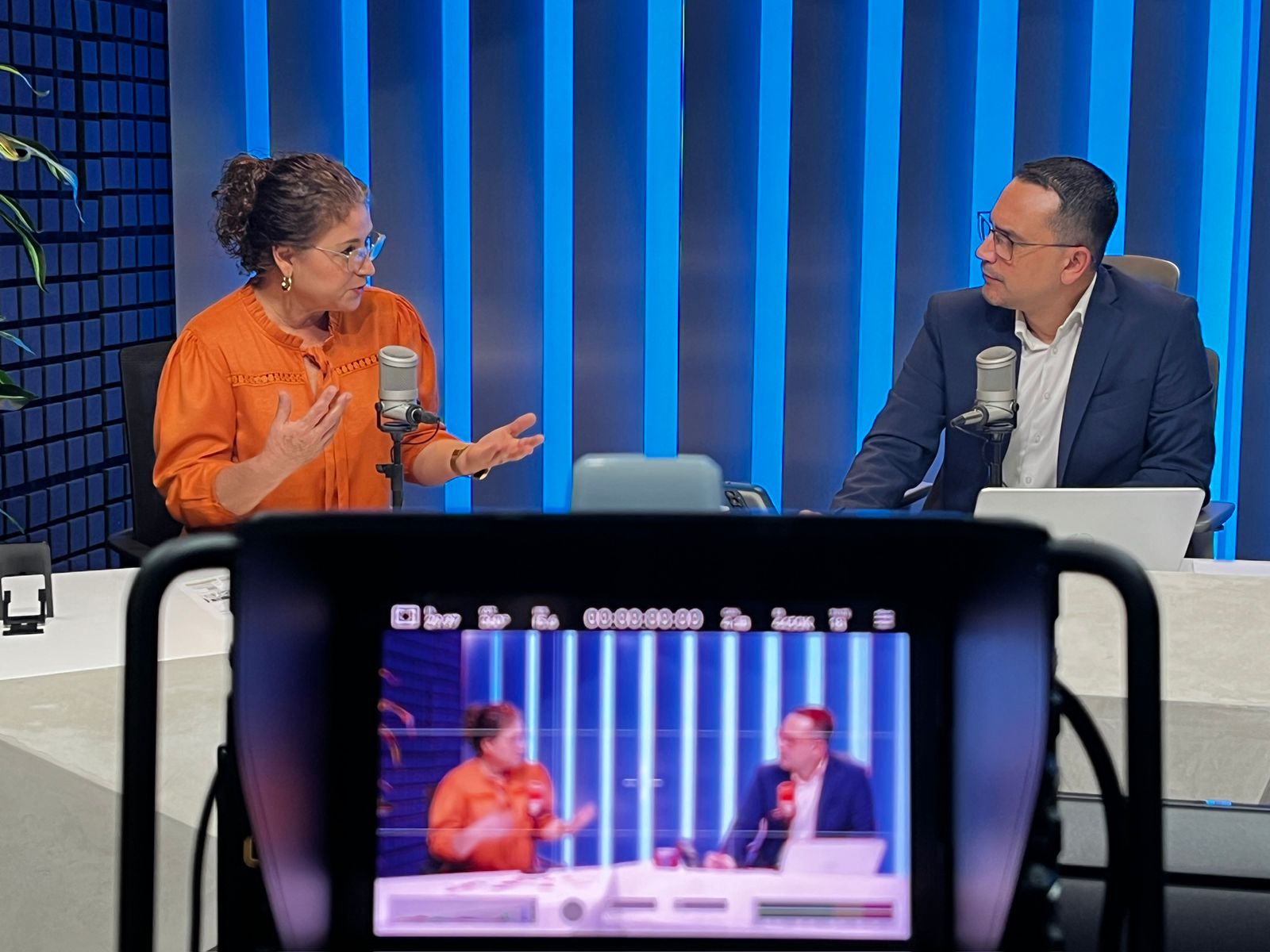 Verónica Martínez en entrevista con Omar de la Rocha en Los Noticieristas