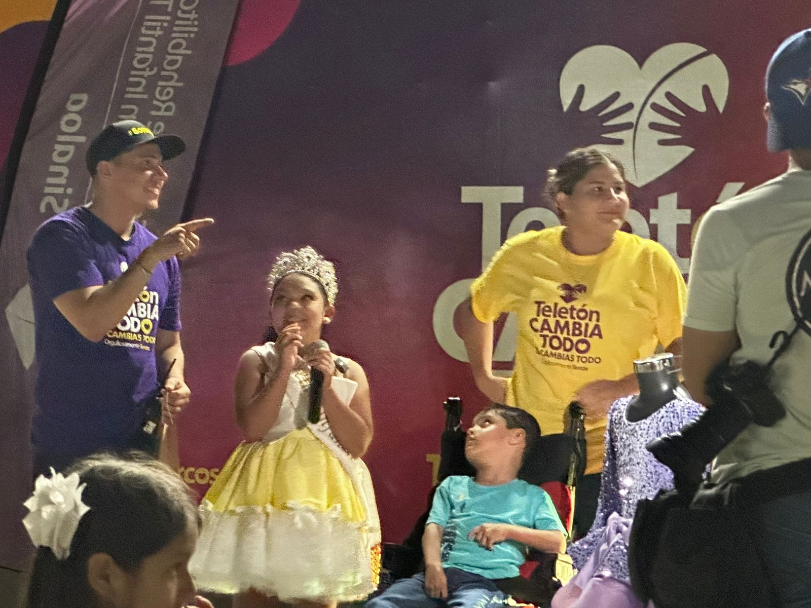 Conmueve Ángela Salazar, Reina Infantil del Carnaval con noble gesto en el Teletón Fest 2025