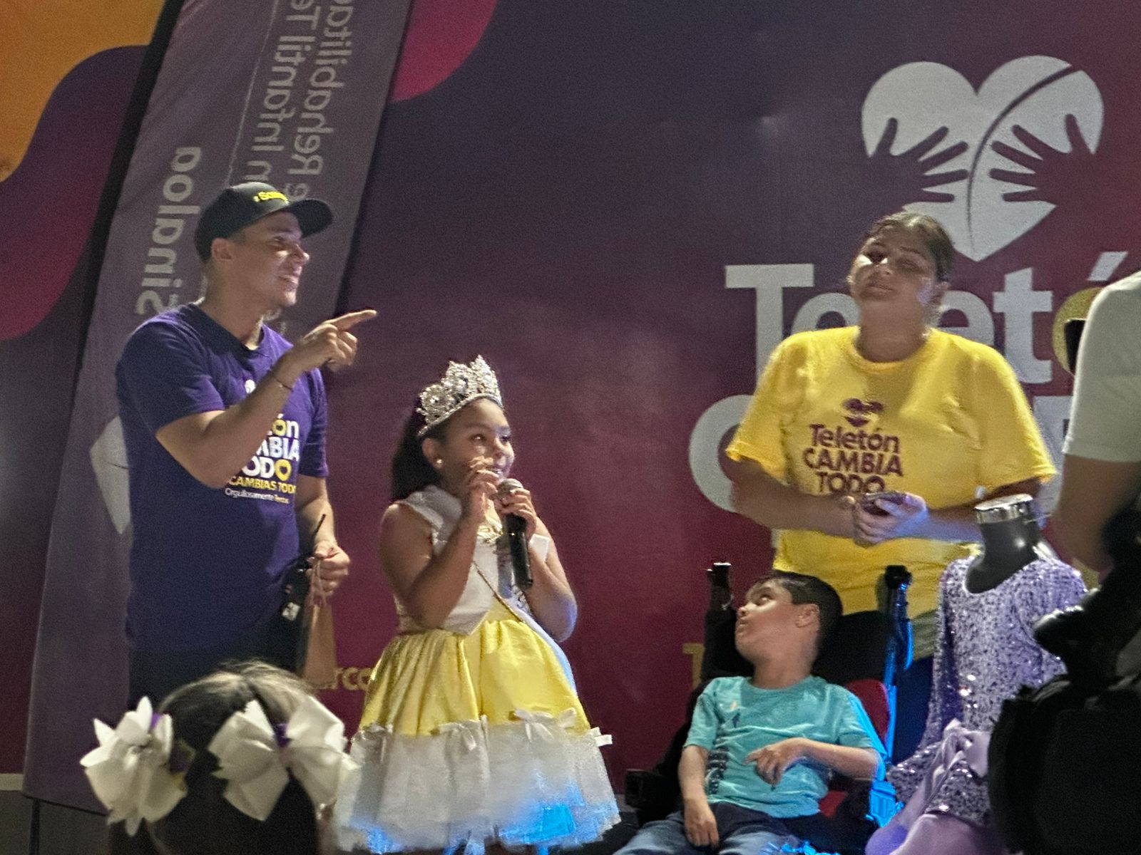 Conmueve Ángela Salazar, Reina Infantil del Carnaval con noble gesto en el Teletón Fest 2025