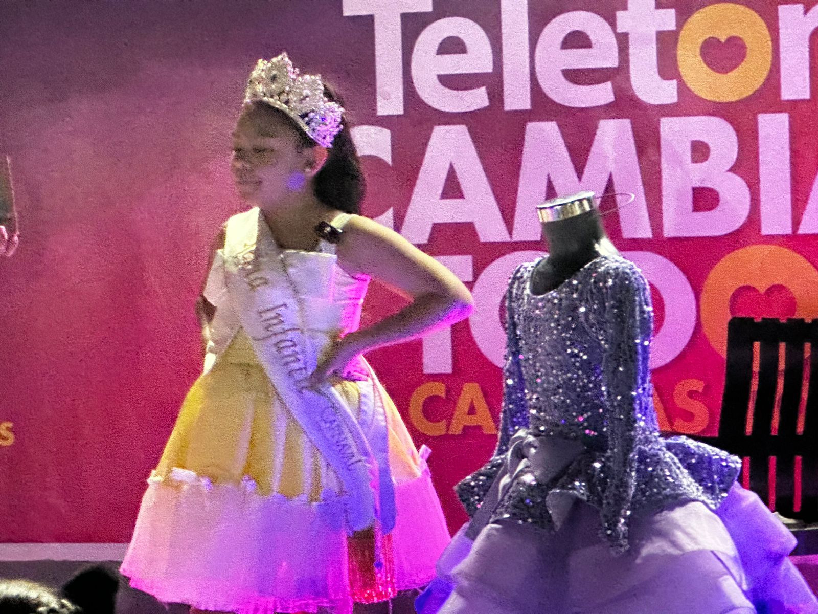 Conmueve Ángela Salazar, Reina Infantil del Carnaval con noble gesto en el Teletón Fest 2025