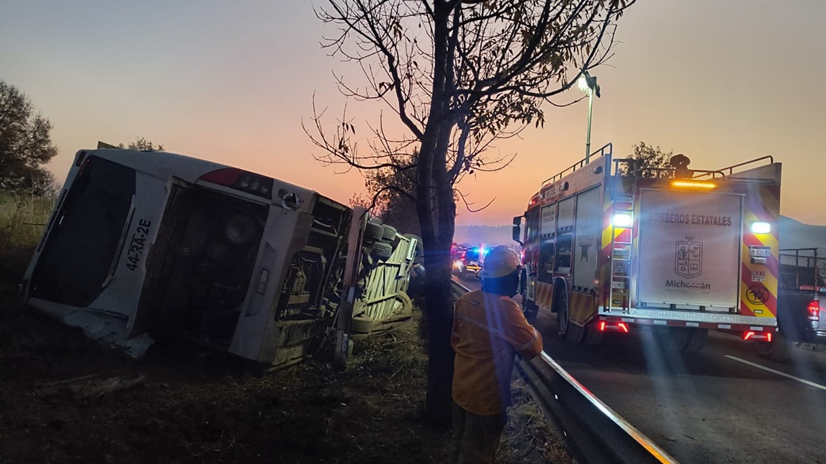 Volcadura de autobús turístico en la carretera Morelia - Patzcuaro