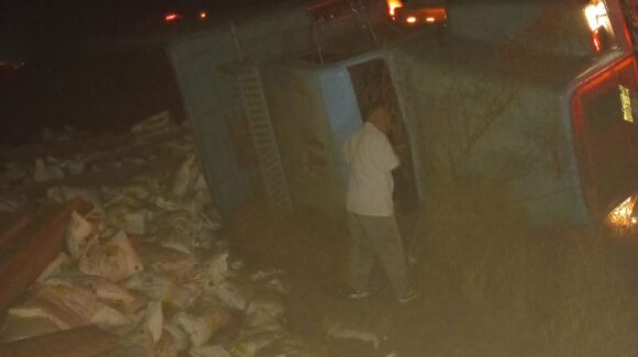 Volcadura de camión cargado con fertilizante en la México 15, Guasave, Sinaloa, deja un lesionado