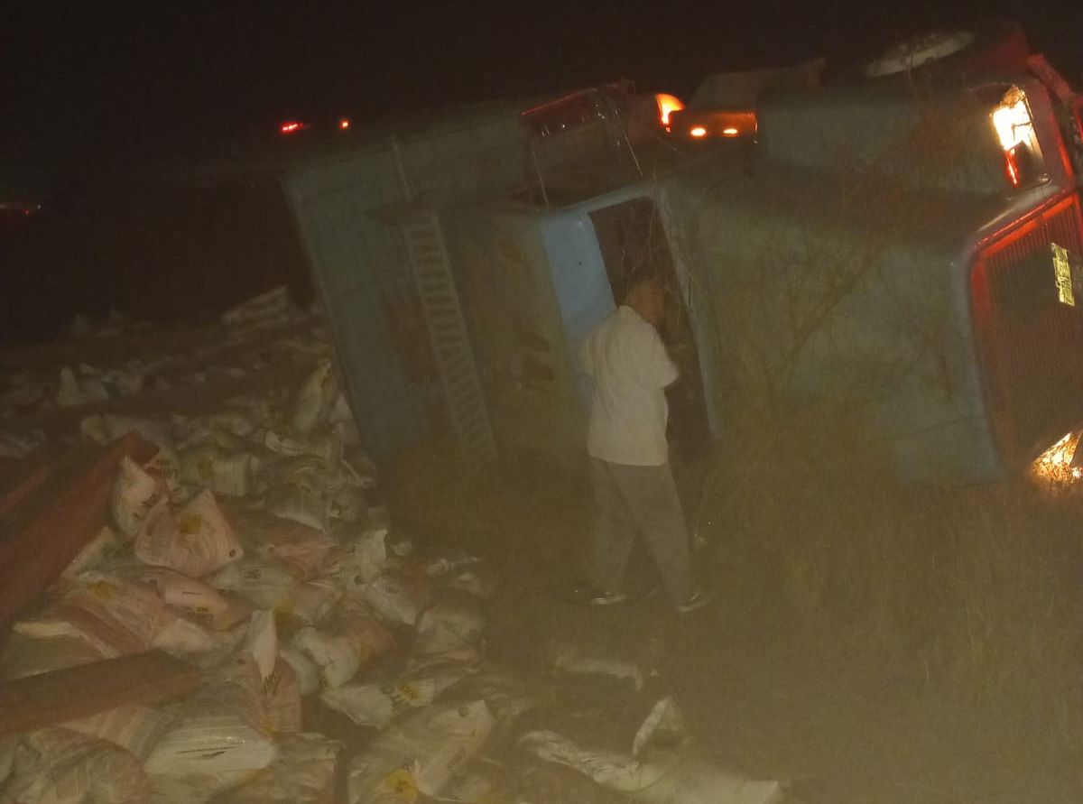 volcadura de camion de carga en guasave