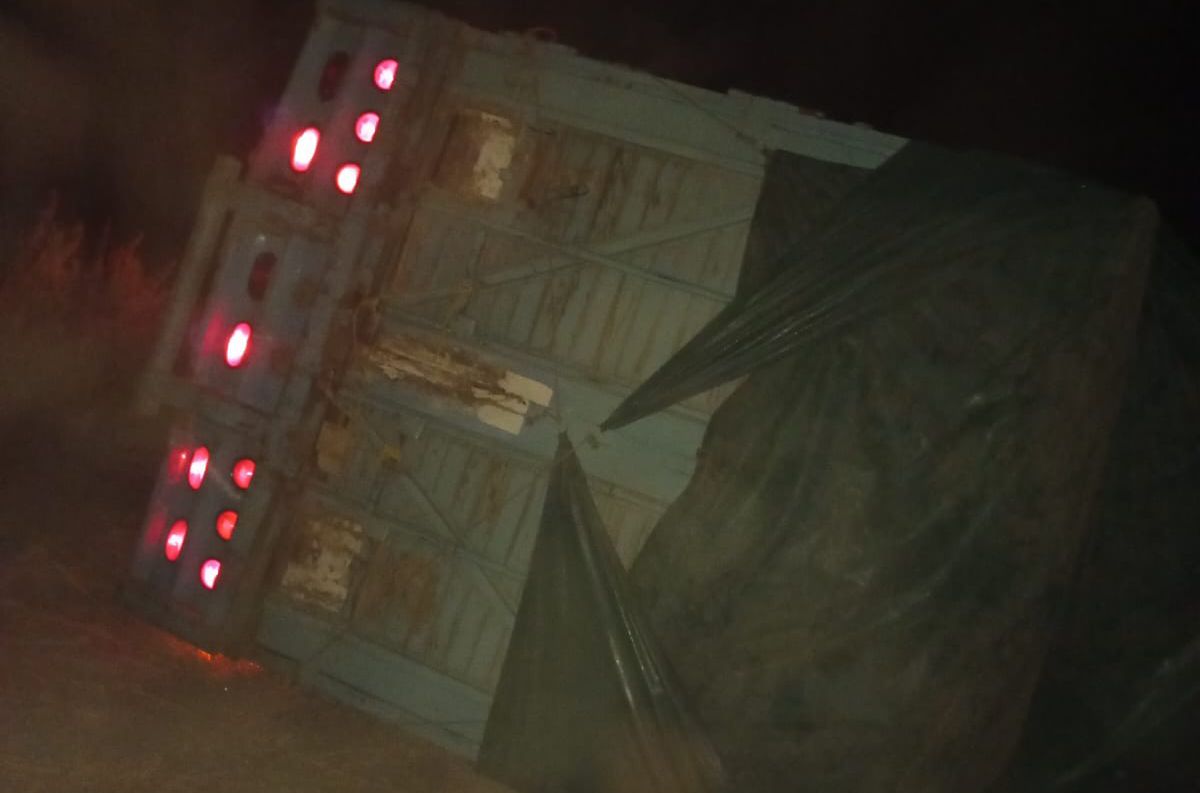 volcadura de camion de carga en guasave