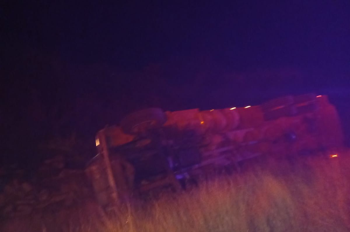 volcadura de camion de carga en guasave