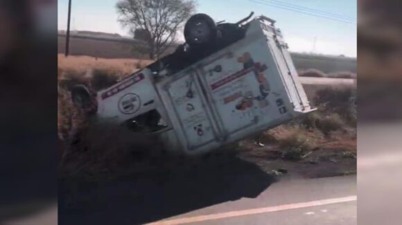 Vendedor de pan queda volcado sobre la México 15, en San Miguel Zapotitlán, Ahome, Sinaloa