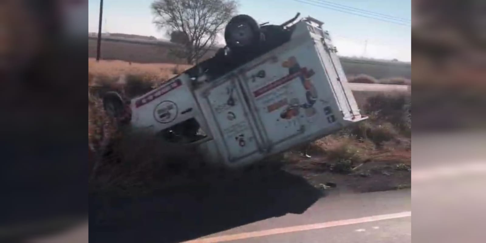 Camioneta se volca sobre la México 15 en San Miguel Zapotitlán