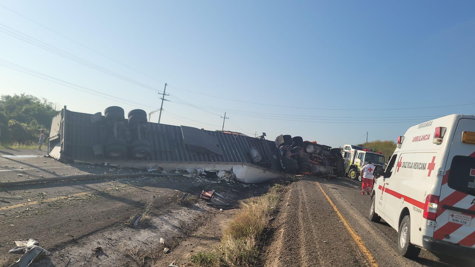 Volcadura de tráiler en Escuinapa, Sinaloa