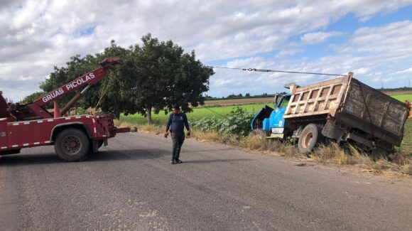 Por sacarle la vuelta a un bache chofer de un dompe queda volcado a las orillas del Libramiento poniente de Los Mochis, Sinaloa