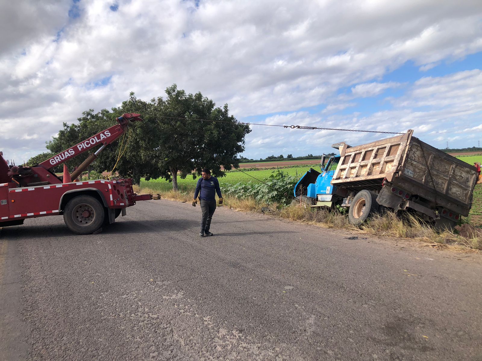 Dompe se vuelca en Libramiento poniente de Los Mochis
