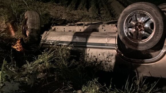 Conductor de una vagoneta queda volcado en el ejido La Florida, Ahome, Sinaloa