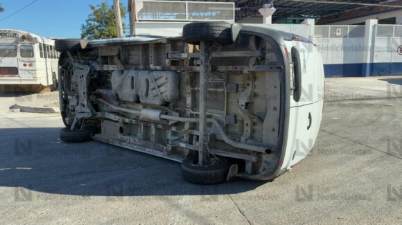 Dos lesionados deja accidente con volcadura en el sector Jiquilpan de la ciudad de Los Mochis, Sinaloa
