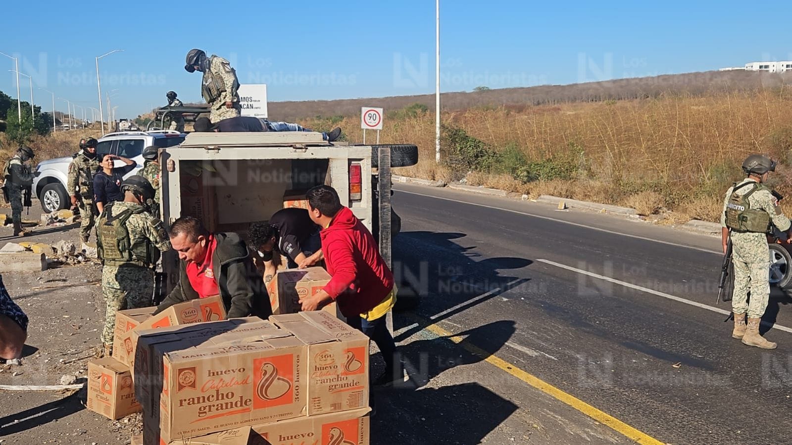 vuelca camioneta cargada de huevos en culiacan