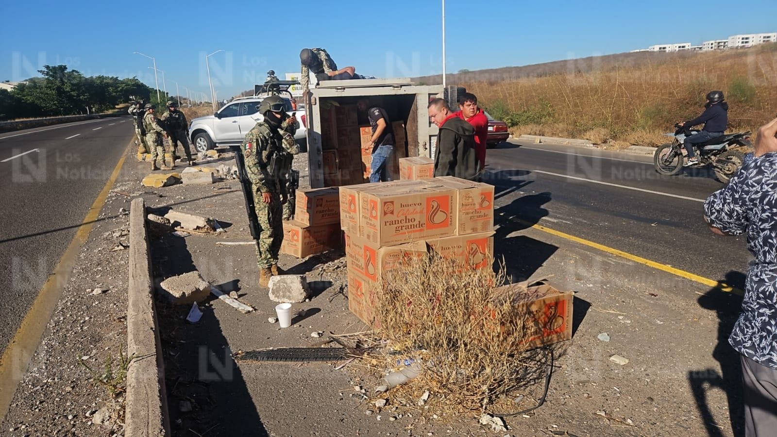 vuelca camioneta cargada de huevos en culiacan