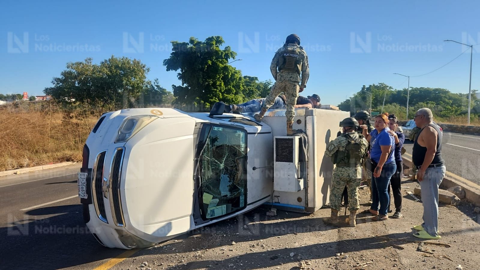 vuelca camioneta cargada de huevos en culiacan