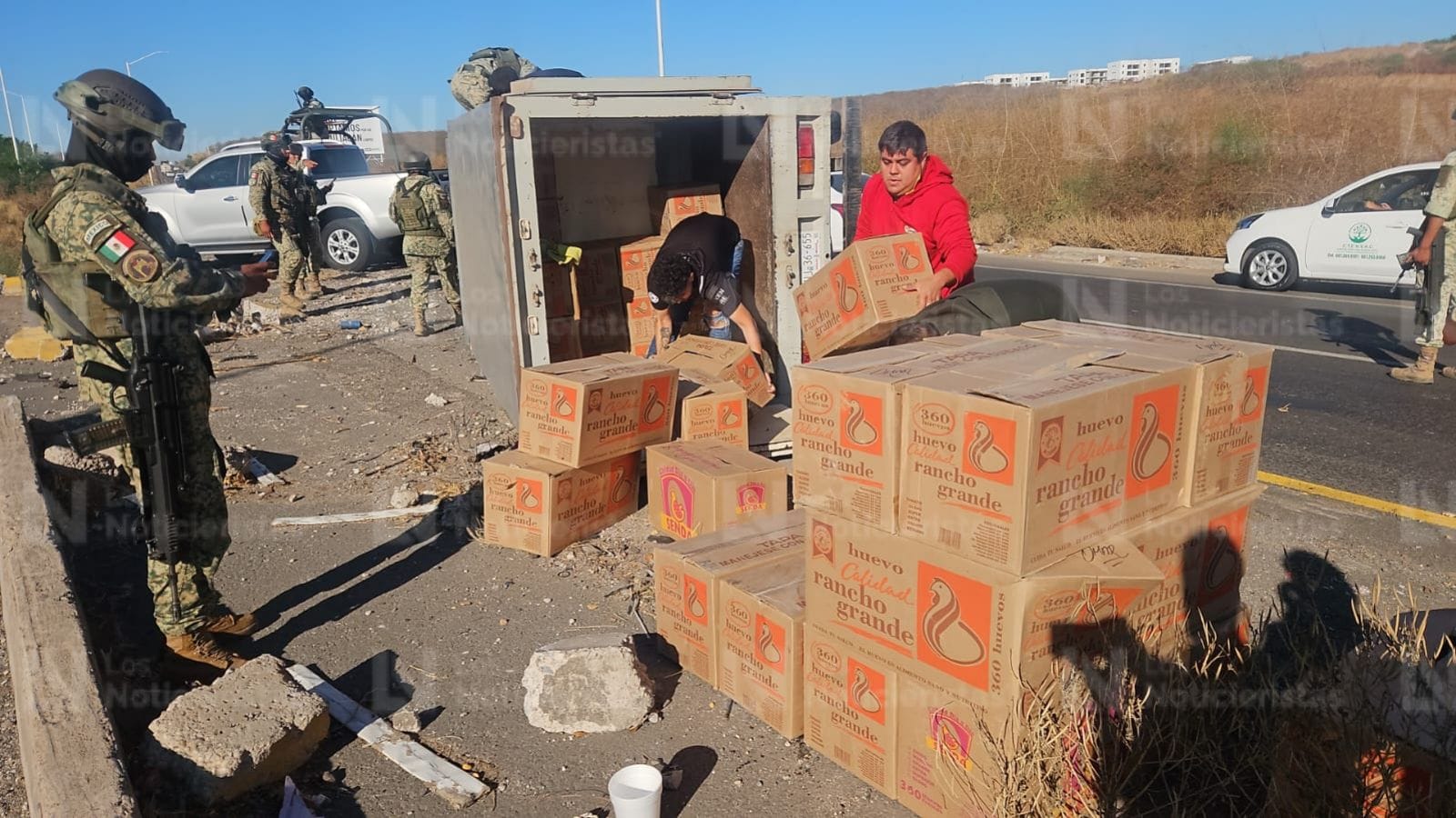 vuelca camioneta cargada de huevos en culiacan
