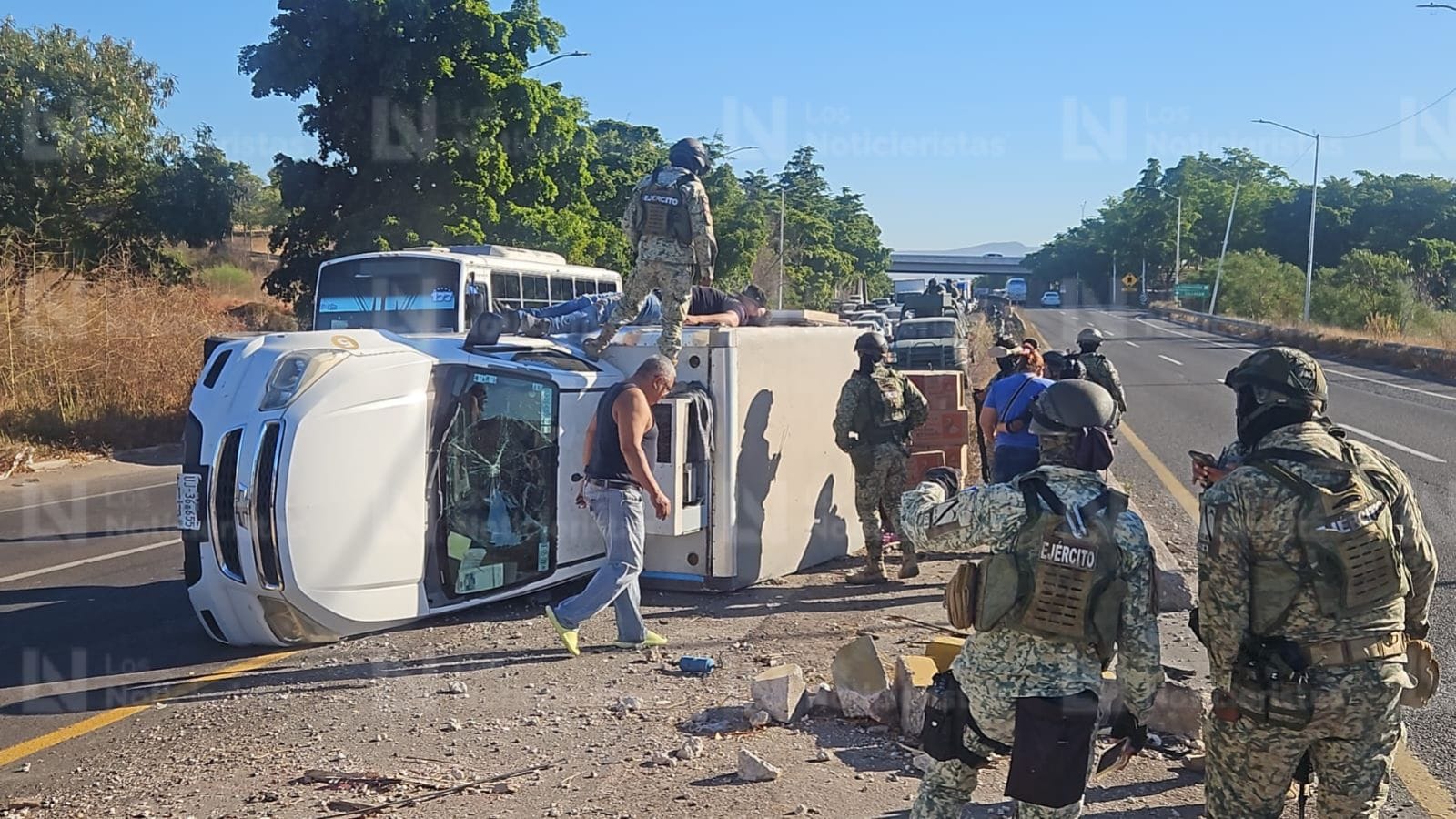 vuelca camioneta cargada de huevos en culiacan