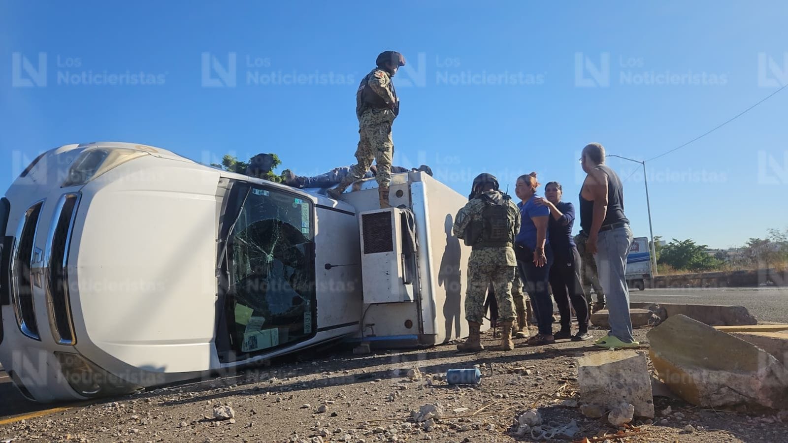vuelca camioneta cargada de huevos en culiacan