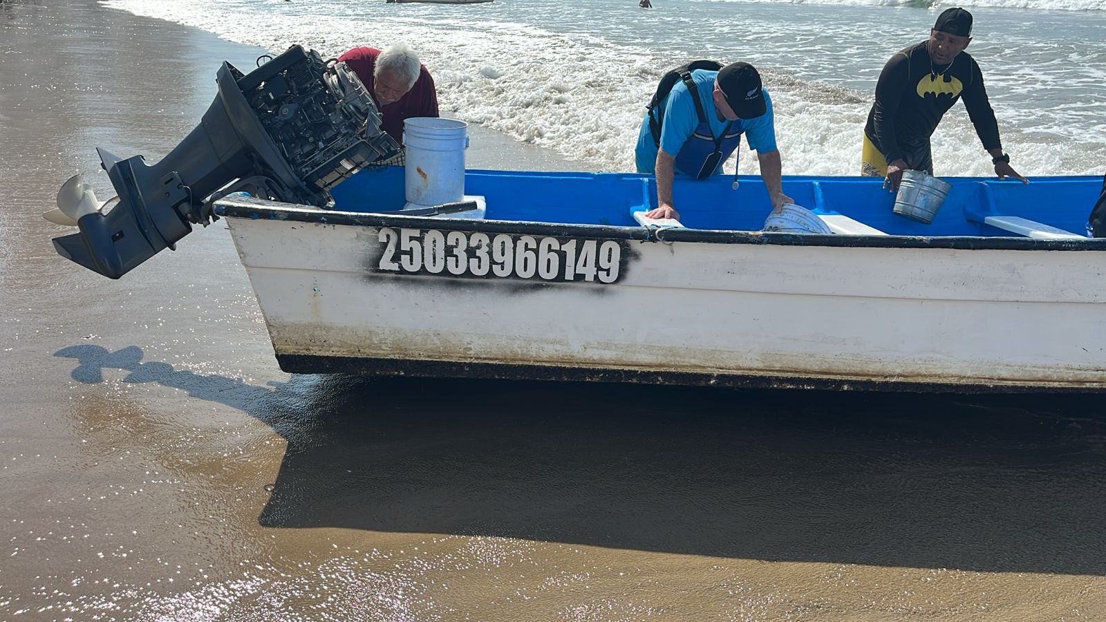Vuelca embarcación en playa Gaviotas, Mazatlán