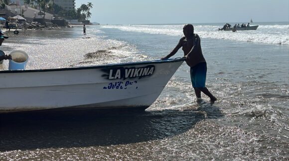 Vuelca embarcación en Playa Gaviotas de Mazatlán, Sinaloa; rescatan a seis personas