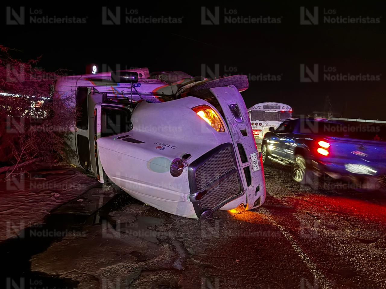 Vuelca tráiler en Libramiento Oriente y México 15, en Los Mochis